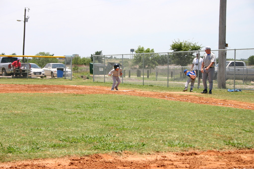 2006/06(June)/2006-06-17-Tball-practice-tournament/1024x768_2006-06-17-Tball-AllStars-Bulldogs-Hays-CO-083-TylerWood-safe-at-1st.JPG