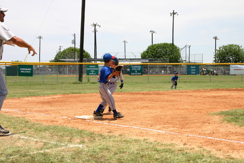 2006/06(June)/2006-06-17-Tball-practice-tournament/1024x768_2006-06-17-Tball-AllStars-Bulldogs-Hays-CO-093-Joseph-gets-to-3rd.JPG