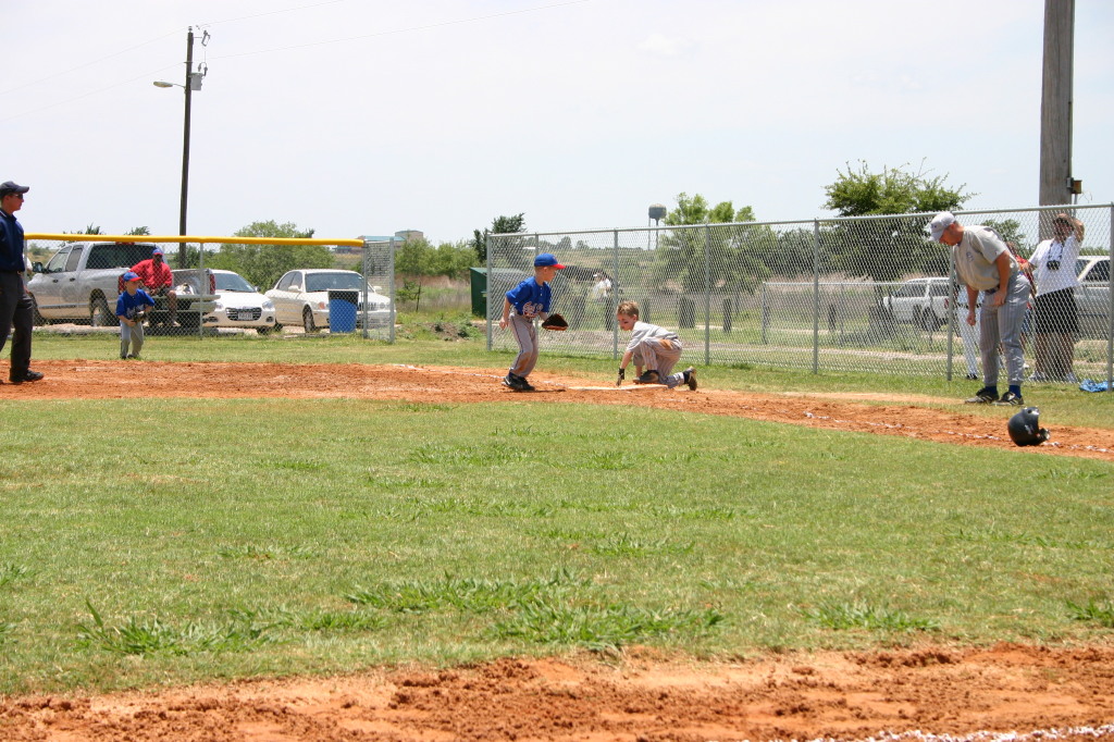 2006/06(June)/2006-06-17-Tball-practice-tournament/1024x768_2006-06-17-Tball-AllStars-Bulldogs-Hays-CO-098-Ryan-slid-to-1st-BOOO.JPG