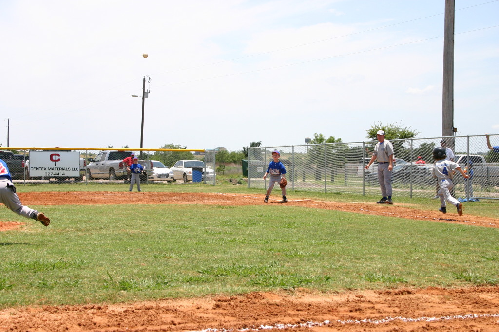 2006/06(June)/2006-06-17-Tball-practice-tournament/1024x768_2006-06-17-Tball-AllStars-Bulldogs-Hays-CO-104-Chance-runs-fast.JPG