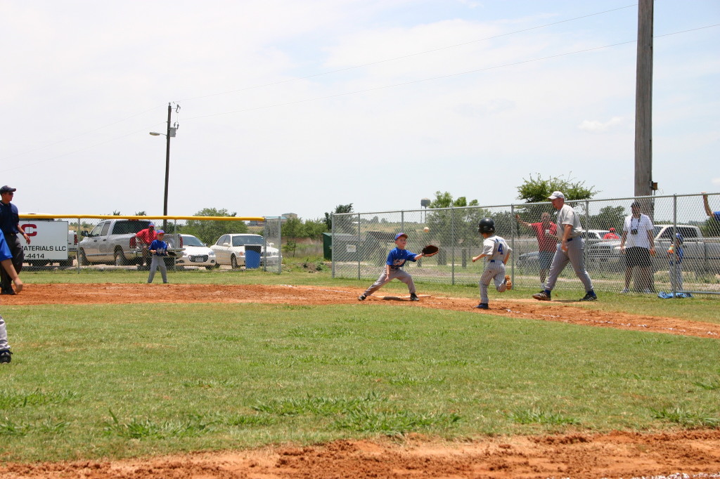 2006-06-17-Tball-AllStars-Bulldogs-Hays-CO-105-Chance-runs-fast.JPG