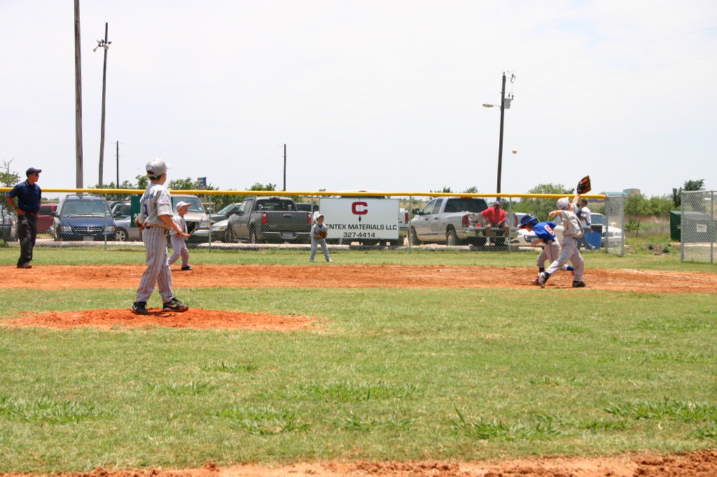 2006/06(June)/2006-06-17-Tball-practice-tournament/1024x768_2006-06-17-Tball-AllStars-Bulldogs-Hays-CO-108-Ryan-tries-to-catch-fly-ball.JPG