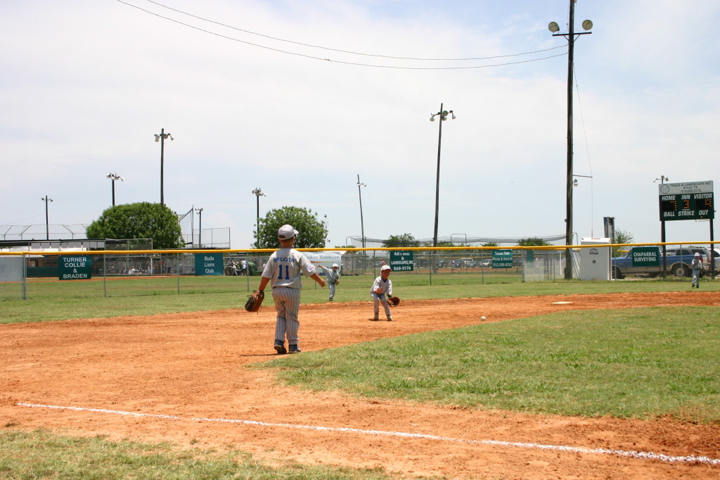 2006/06(June)/2006-06-17-Tball-practice-tournament/1024x768_2006-06-17-Tball-AllStars-Bulldogs-Hays-CO-111-Seth-fields-ball.JPG