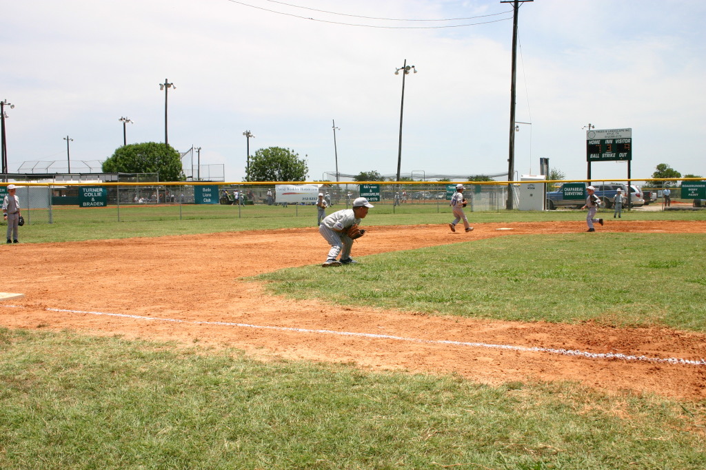 2006-06-17-Tball-AllStars-Bulldogs-Hays-CO-113-Seth-runs-to-2nd.JPG