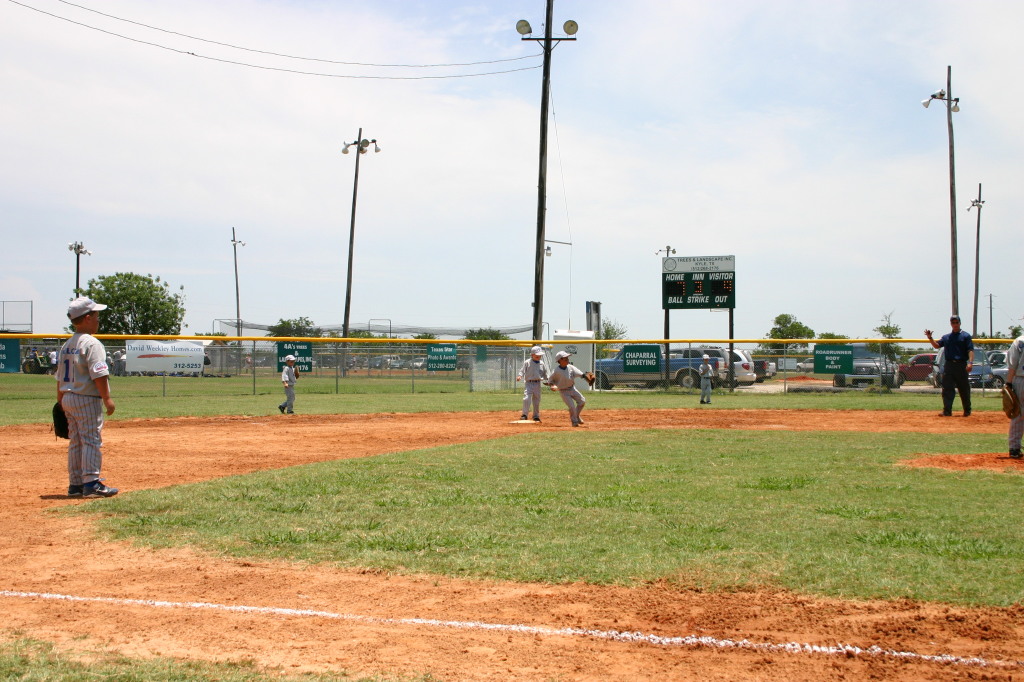2006/06(June)/2006-06-17-Tball-practice-tournament/1024x768_2006-06-17-Tball-AllStars-Bulldogs-Hays-CO-114-Seth-ran-to-2nd.JPG