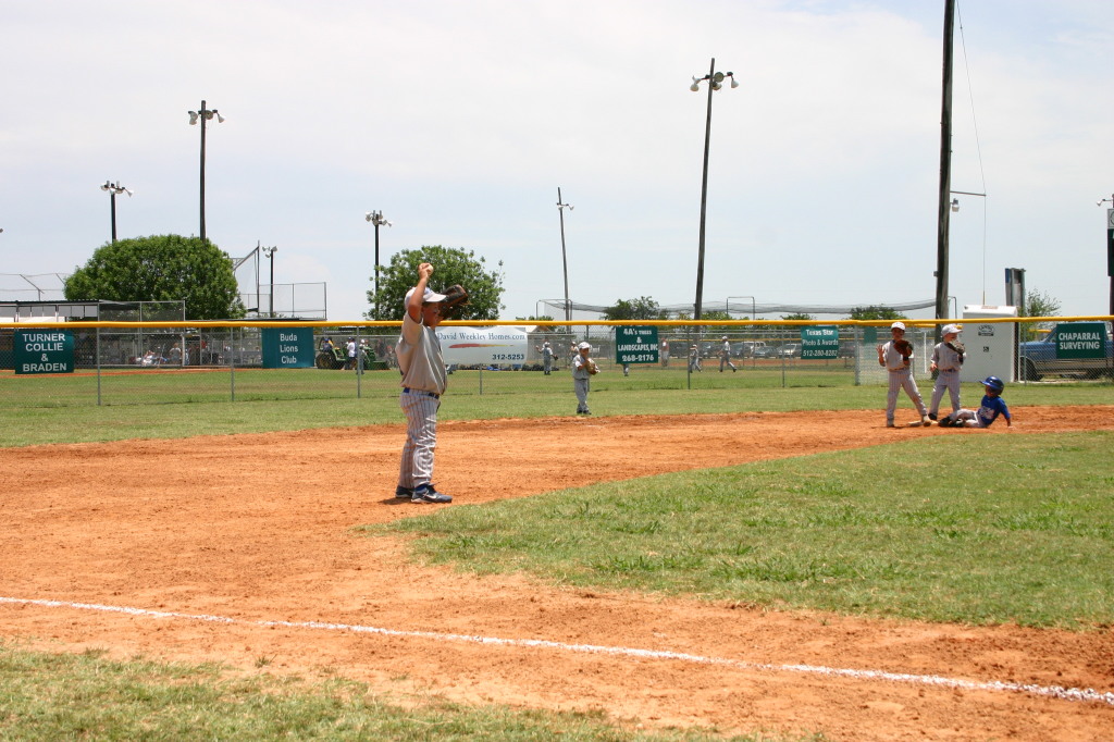 2006-06-17-Tball-AllStars-Bulldogs-Hays-CO-115-Stephen-calls-time.JPG