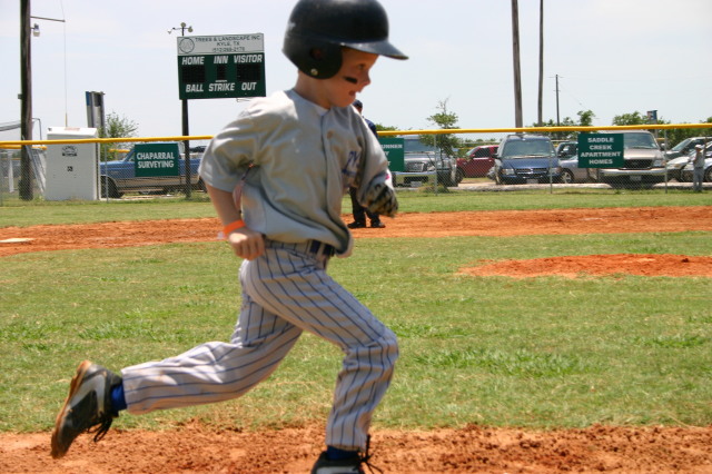 2006-06-17-Tball-AllStars-Bulldogs-Hays-CO-042-Ryan-runs-home.JPG