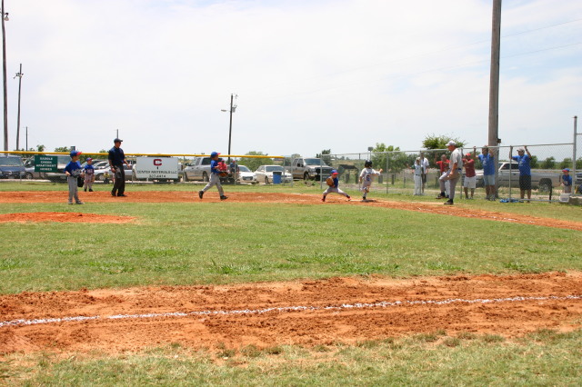 2006-06-17-Tball-AllStars-Bulldogs-Hays-CO-049-Gage-out-at-1st.JPG