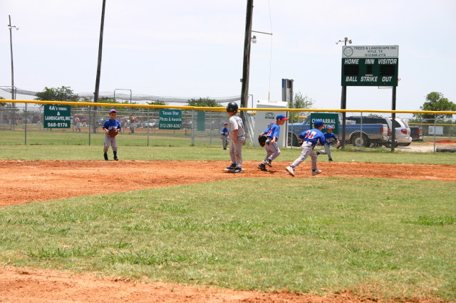 2006-06-17-Tball-AllStars-Bulldogs-Hays-CO-057-Stephen-on-2nd.JPG