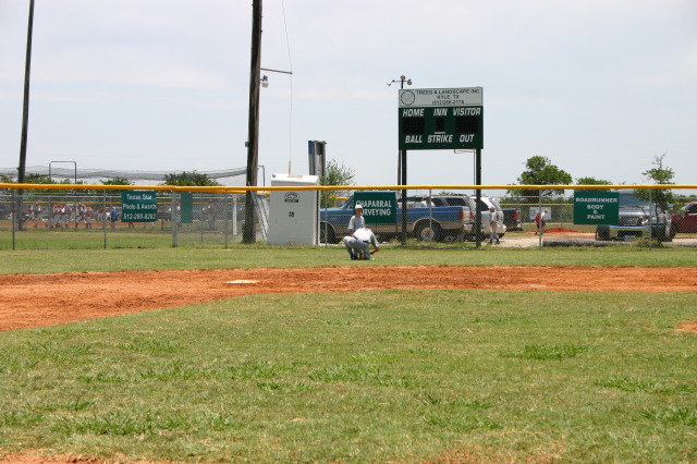2006-06-17-Tball-AllStars-Bulldogs-Hays-CO-063-Chance-has-shoe-tied.JPG