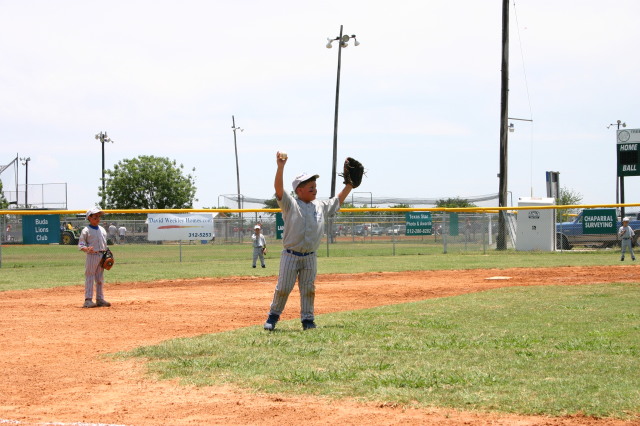 2006-06-17-Tball-AllStars-Bulldogs-Hays-CO-065-Stephen-calls-time.JPG