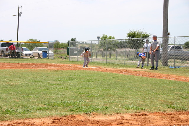 2006-06-17-Tball-AllStars-Bulldogs-Hays-CO-083-TylerWood-safe-at-1st.JPG