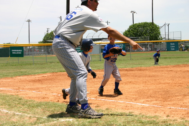 2006-06-17-Tball-AllStars-Bulldogs-Hays-CO-095-Joseph-gets-ready-to-run.JPG