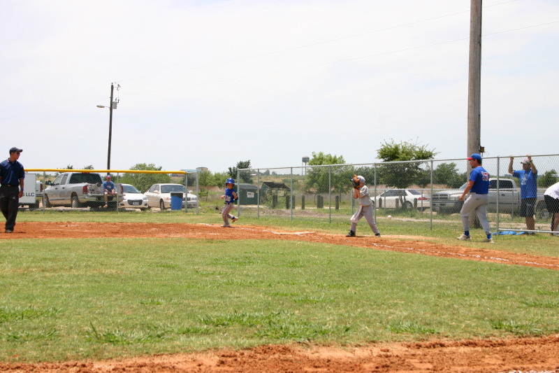2006-06-17-Tball-AllStars-Bulldogs-Hays-CO-010-Ryan-misses.JPG