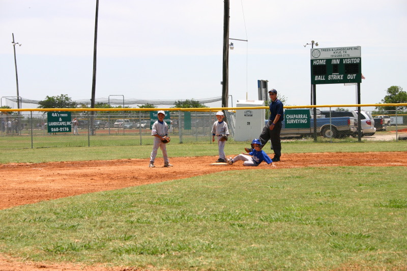 2006-06-17-Tball-AllStars-Bulldogs-Hays-CO-012-Seth-with-ball-at-2nd-Joseph.JPG