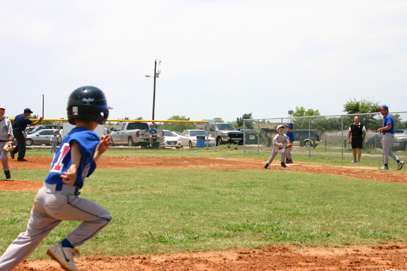 2006-06-17-Tball-AllStars-Bulldogs-Hays-CO-015-Ryan-tries-to-get-home.JPG
