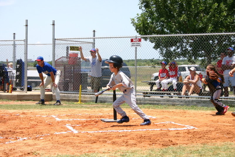 2006-06-17-Tball-AllStars-Bulldogs-Hays-CO-039-Chance-runs.JPG