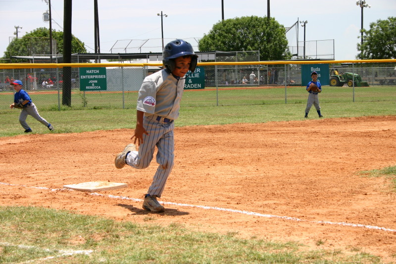 2006-06-17-Tball-AllStars-Bulldogs-Hays-CO-041-Seth-rounds-3rd.JPG