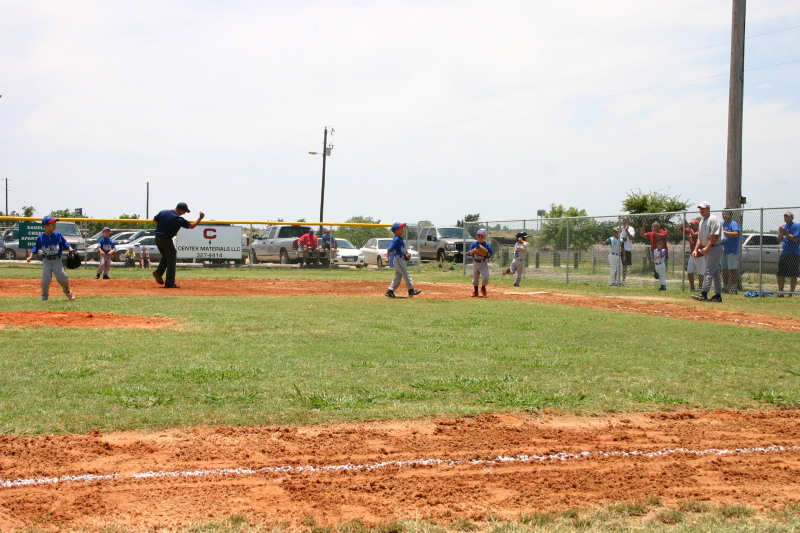 2006-06-17-Tball-AllStars-Bulldogs-Hays-CO-050-Gage-thrown-out-at-1st.JPG