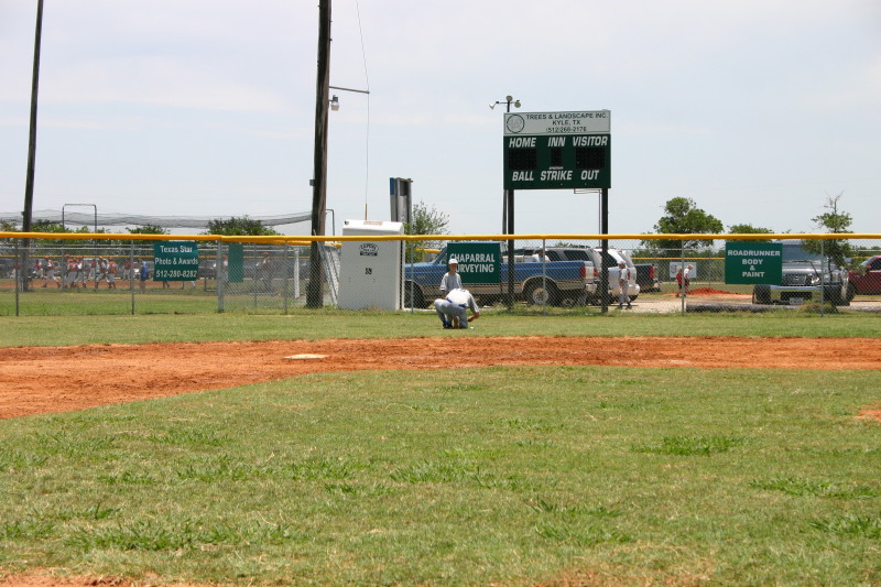 2006-06-17-Tball-AllStars-Bulldogs-Hays-CO-063-Chance-has-shoe-tied.JPG