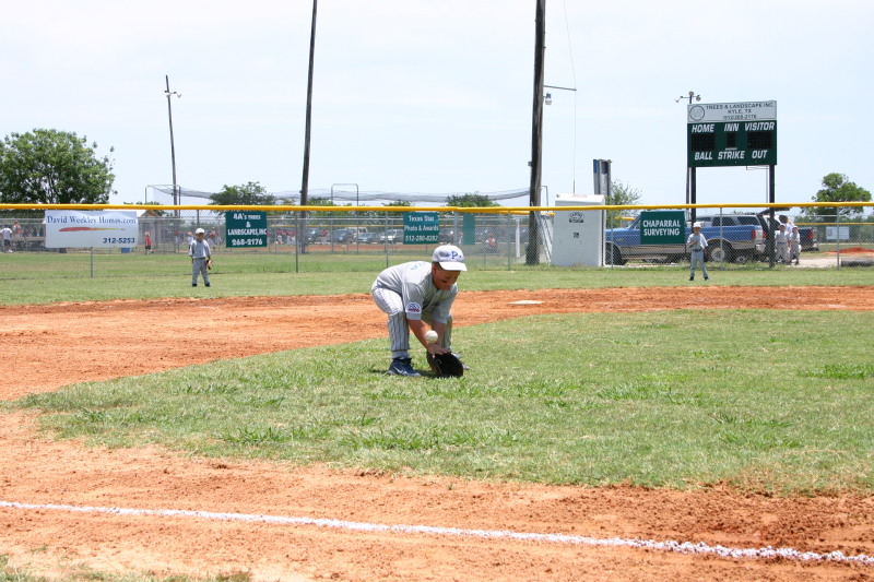 2006-06-17-Tball-AllStars-Bulldogs-Hays-CO-064-Stephen-stops-ball.JPG