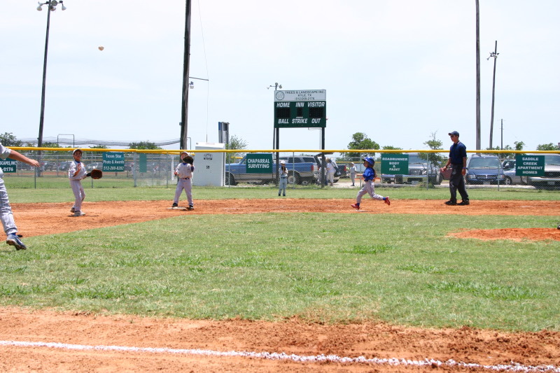 2006/06(June)/2006-06-17-Tball-practice-tournament/800x600_2006-06-17-Tball-AllStars-Bulldogs-Hays-CO-072-Stephen-throws-to-2nd.JPG