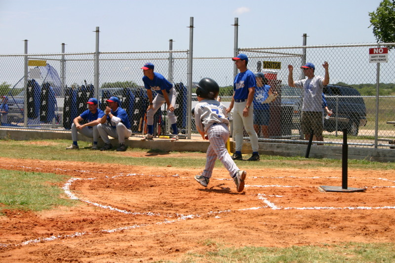 2006-06-17-Tball-AllStars-Bulldogs-Hays-CO-081-TylerWood-bats.JPG
