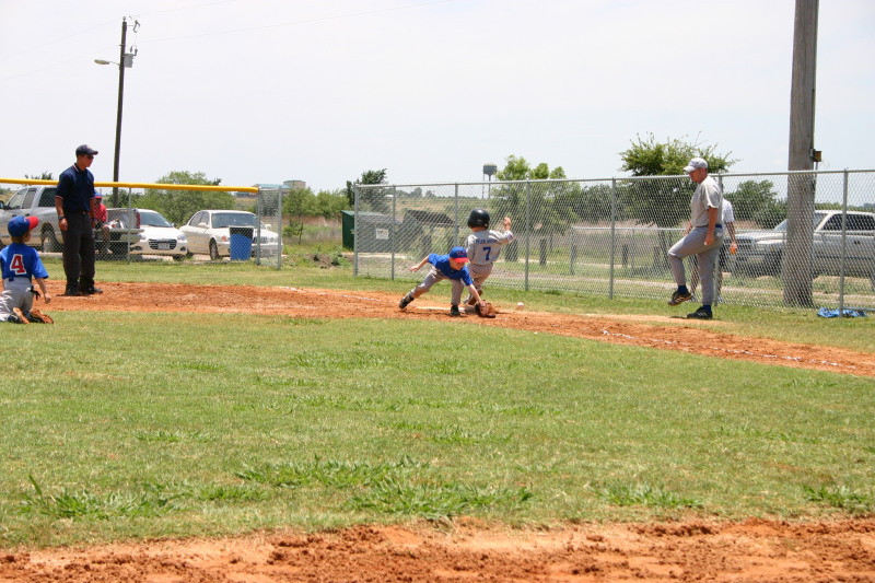 2006-06-17-Tball-AllStars-Bulldogs-Hays-CO-082-TylerWood-safe-at-1st.JPG