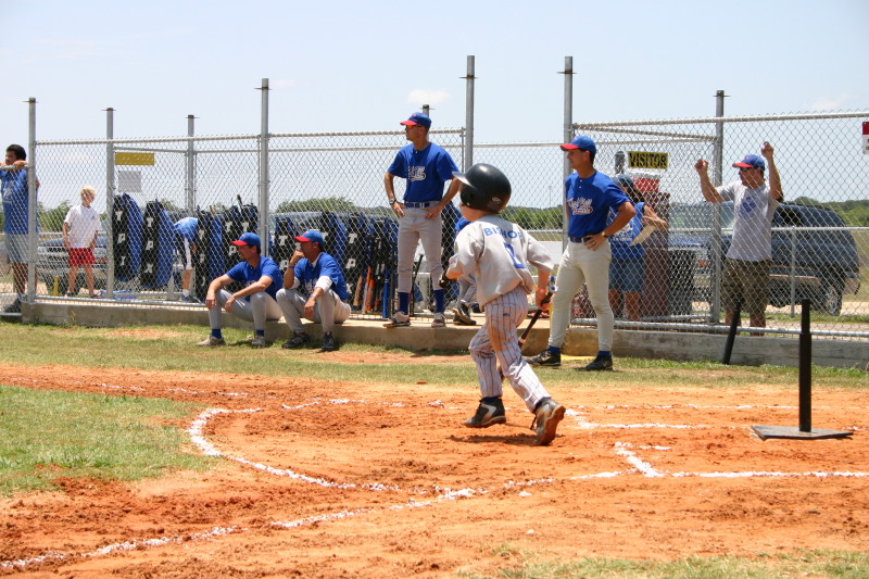 2006-06-17-Tball-AllStars-Bulldogs-Hays-CO-097-Ryan-runs.JPG