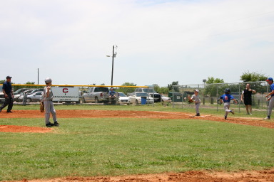 2006-06-17-Tball-AllStars-Bulldogs-Hays-CO-014-Ryan-puts-one-out-at-1st.JPG