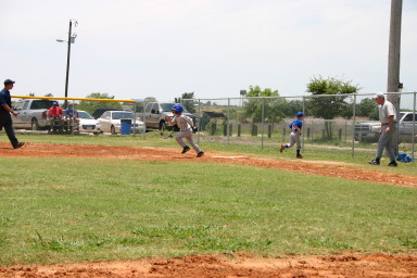 2006-06-17-Tball-AllStars-Bulldogs-Hays-CO-022-Matthew-takes-2nd.JPG