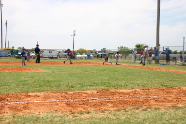 2006-06-17-Tball-AllStars-Bulldogs-Hays-CO-049-Gage-out-at-1st.JPG