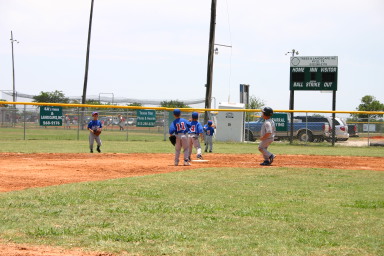 2006-06-17-Tball-AllStars-Bulldogs-Hays-CO-056-Stephen-approaches-2nd.JPG