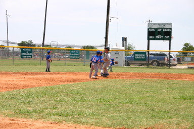 2006-06-17-Tball-AllStars-Bulldogs-Hays-CO-058-Stephen-looks-at-coach-on-3rd.JPG