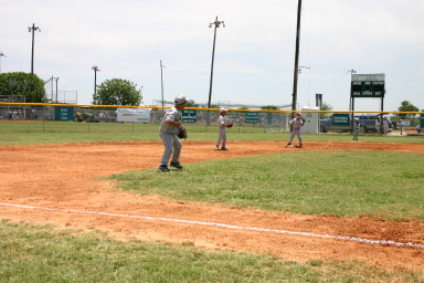 2006-06-17-Tball-AllStars-Bulldogs-Hays-CO-071-Stephen-prepares-for-throw-to-2nd.JPG