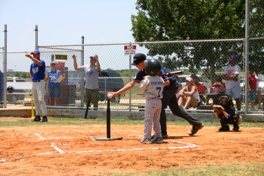 2006-06-17-Tball-AllStars-Bulldogs-Hays-CO-078-TylerWood-bats.JPG