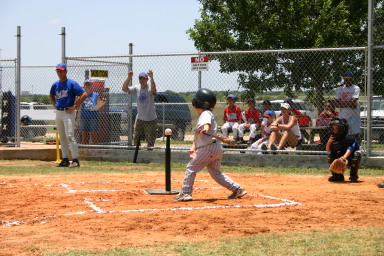 2006-06-17-Tball-AllStars-Bulldogs-Hays-CO-079-TylerWood-bats.JPG