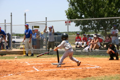 2006-06-17-Tball-AllStars-Bulldogs-Hays-CO-080-TylerWood-bats.JPG
