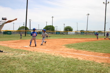 2006-06-17-Tball-AllStars-Bulldogs-Hays-CO-091-Matthew-rounds-3rd.JPG