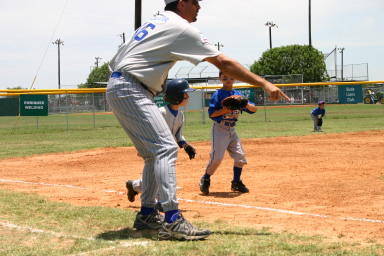 2006-06-17-Tball-AllStars-Bulldogs-Hays-CO-095-Joseph-gets-ready-to-run.JPG