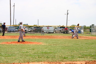 2006-06-17-Tball-AllStars-Bulldogs-Hays-CO-108-Ryan-tries-to-catch-fly-ball.JPG