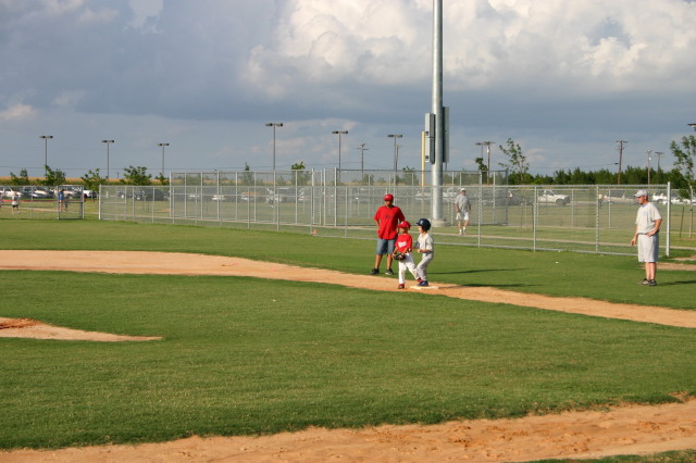 2006/06(June)/2006-06-23-Tball-practice-tournament/640x480_2006-06-23-Bulldog-Practice-game-05-Chance.JPG