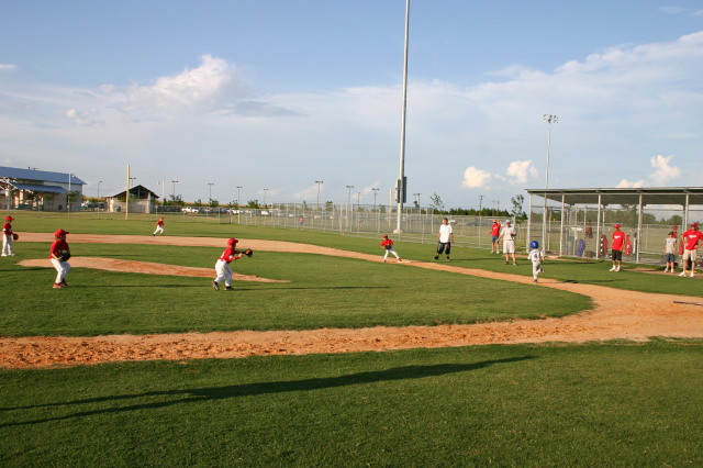 2006/06(June)/2006-06-23-Tball-practice-tournament/640x480_2006-06-23-Bulldog-Practice-game-09-Chance.JPG