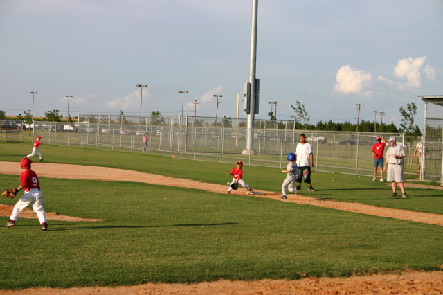 2006/06(June)/2006-06-23-Tball-practice-tournament/640x480_2006-06-23-Bulldog-Practice-game-10-Chance.JPG