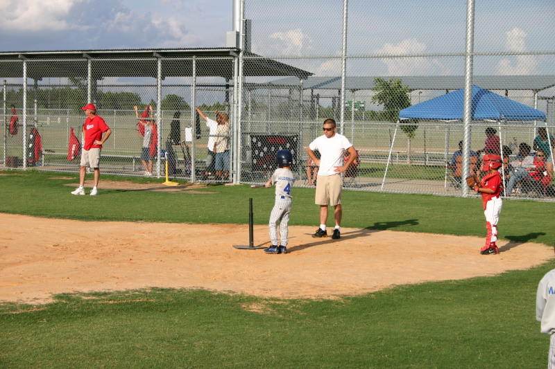 2006/06(June)/2006-06-23-Tball-practice-tournament/800x600_2006-06-23-Bulldog-Practice-game-01-Chance.JPG