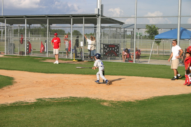 2006/06(June)/2006-06-23-Tball-practice-tournament/800x600_2006-06-23-Bulldog-Practice-game-03-Chance.JPG