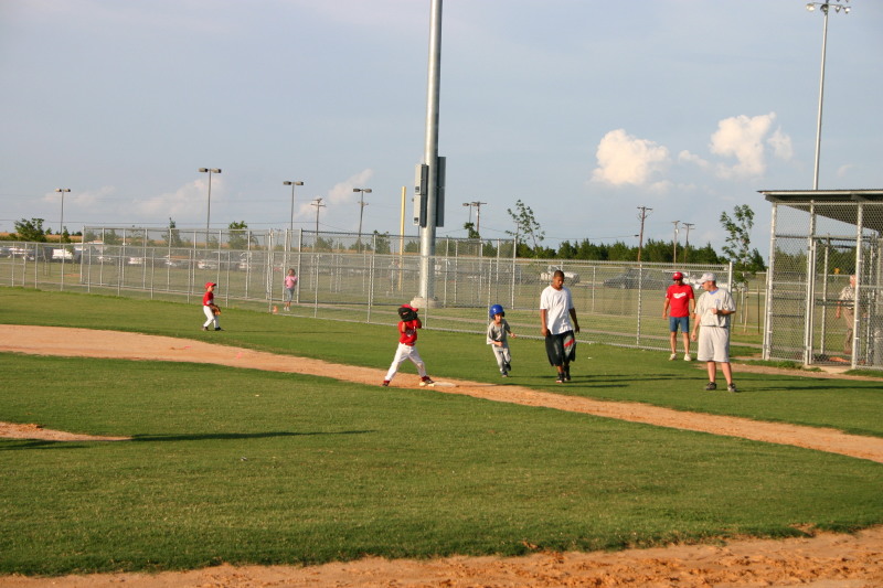 2006/06(June)/2006-06-23-Tball-practice-tournament/800x600_2006-06-23-Bulldog-Practice-game-11-Chance.JPG