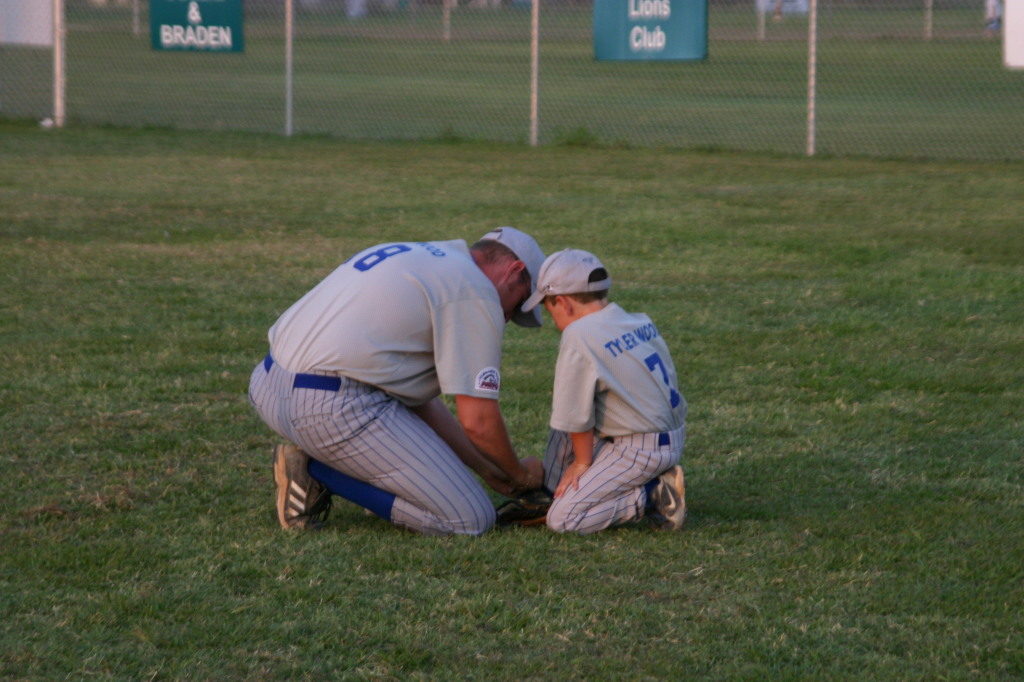 2006-06-30-Tball-Bulldogs-17-TylerWood-CoachBrad.JPG