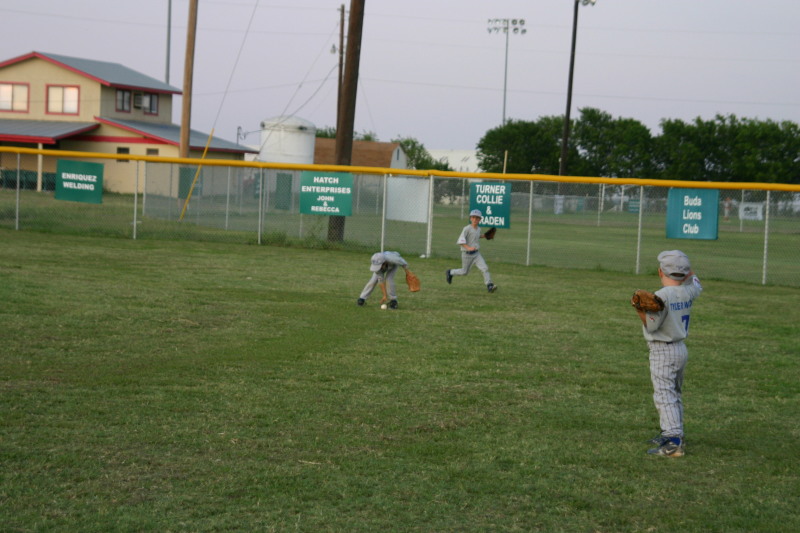 2006/06(June)/2006-06-30-Tball-Tournament/800x600_2006-06-30-Tball-Bulldogs-08-Chance-TylerWood-Nicholas.JPG