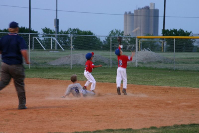 2006/06(June)/2006-06-30-Tball-Tournament/800x600_2006-06-30-Tball-Bulldogs-56-Ryan.JPG
